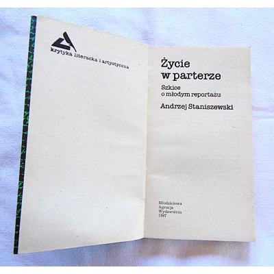 Staniszewski A.   ŻYCIE W PARTERZE  Szkice o młodym reportażu
