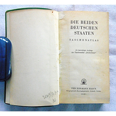 Pr.zb. DIE BEIDEN DEUTSCHEN STAATEN  Taschenatlas