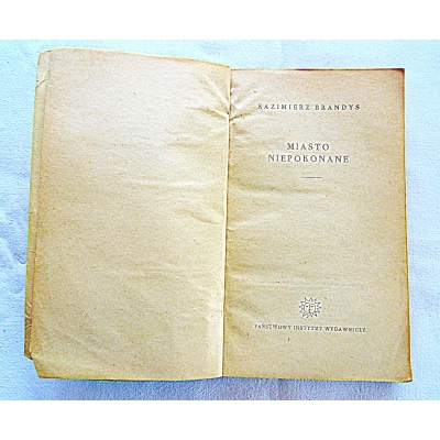 Brandys K. MIASTO NIEPOKONANE  157/9